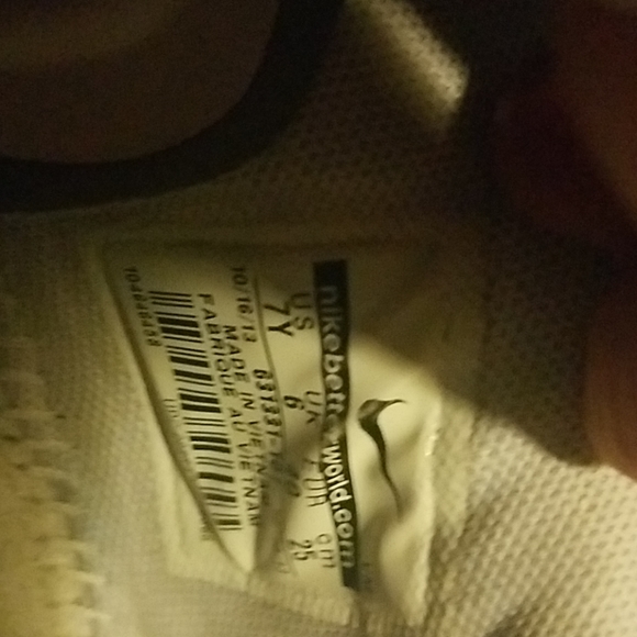 BRAND NEW CONDITION! WHITE NIKE SIZE:7Y - Picture 2 of 2